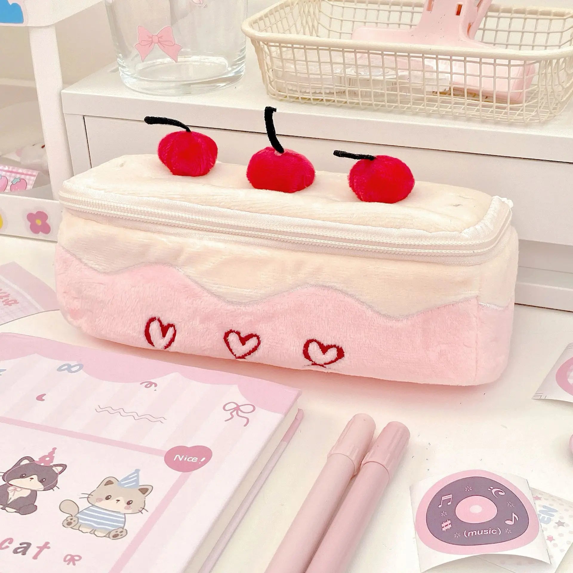 Trousse en peluche gâteau cerise